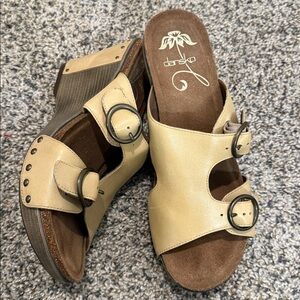 Dansko Fern Buckle Wedge Sandals Full Grain Leather Studded Beige Sz 41/11-11.5